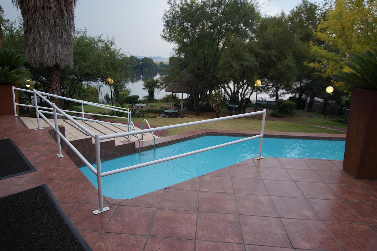 The Waterfront Country Lodge Vaalview Exterior foto